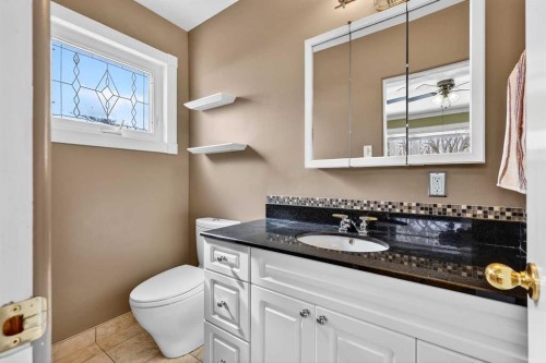 33 Warwick Drive Sw, Calgary, AB - Indoor Photo Showing Bathroom