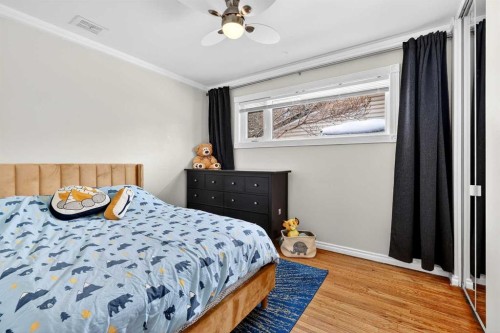 33 Warwick Drive Sw, Calgary, AB - Indoor Photo Showing Bedroom