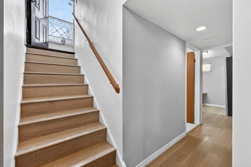 33 Warwick Drive Sw, Calgary, AB - Indoor Photo Showing Other Room