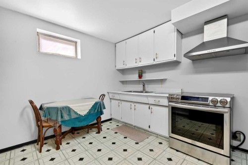 33 Warwick Drive Sw, Calgary, AB - Indoor Photo Showing Kitchen