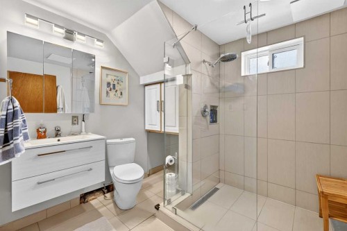 33 Warwick Drive Sw, Calgary, AB - Indoor Photo Showing Bathroom