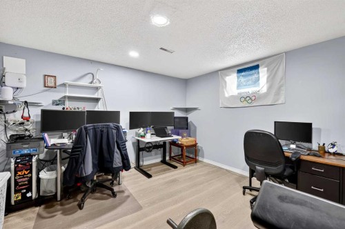 33 Warwick Drive Sw, Calgary, AB - Indoor Photo Showing Office