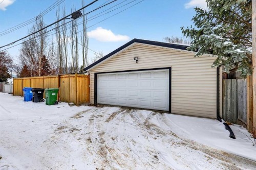 33 Warwick Drive Sw, Calgary, AB - Outdoor