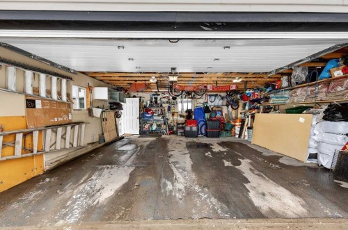 33 Warwick Drive Sw, Calgary, AB - Indoor Photo Showing Garage