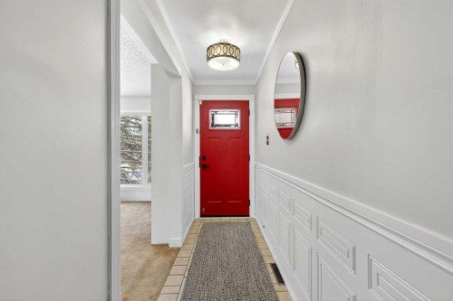 33 Warwick Drive Sw, Calgary, AB - Indoor Photo Showing Other Room