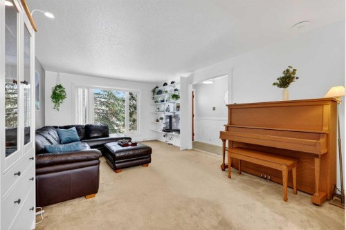 33 Warwick Drive Sw, Calgary, AB - Indoor Photo Showing Living Room