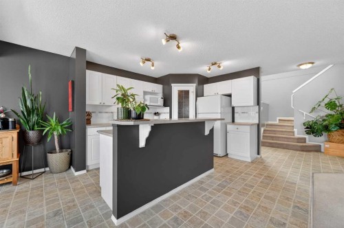 210 West Creek Bay, Chestermere, AB - Indoor Photo Showing Kitchen