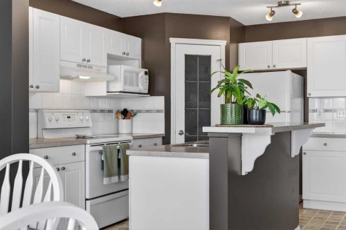 210 West Creek Bay, Chestermere, AB - Indoor Photo Showing Kitchen
