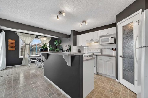 210 West Creek Bay, Chestermere, AB - Indoor Photo Showing Kitchen