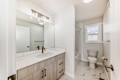 100 Corner Glen Manor Ne, Calgary, AB - Indoor Photo Showing Bathroom