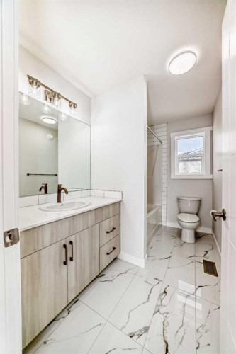 100 Corner Glen Manor Ne, Calgary, AB - Indoor Photo Showing Bathroom