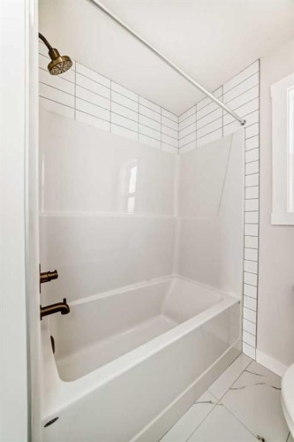 100 Corner Glen Manor Ne, Calgary, AB - Indoor Photo Showing Bathroom