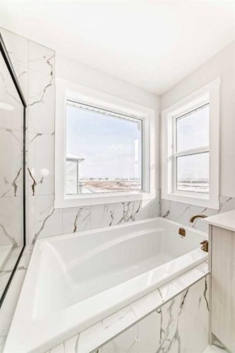 100 Corner Glen Manor Ne, Calgary, AB - Indoor Photo Showing Bathroom