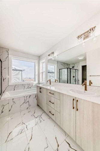 100 Corner Glen Manor Ne, Calgary, AB - Indoor Photo Showing Bathroom