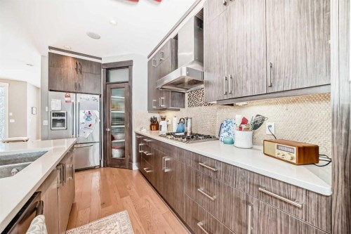 2117 51 Avenue Sw, Calgary, AB - Indoor Photo Showing Kitchen With Upgraded Kitchen