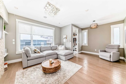 2117 51 Avenue Sw, Calgary, AB - Indoor Photo Showing Living Room