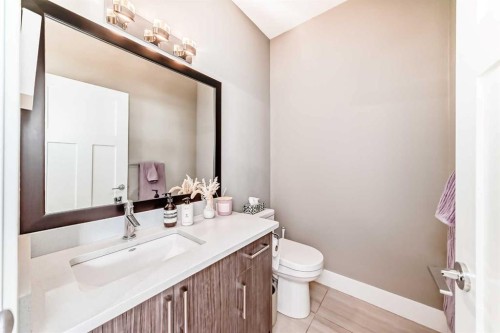 2117 51 Avenue Sw, Calgary, AB - Indoor Photo Showing Bathroom
