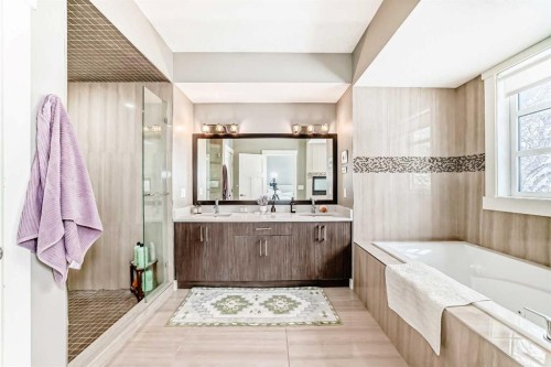 2117 51 Avenue Sw, Calgary, AB - Indoor Photo Showing Bathroom