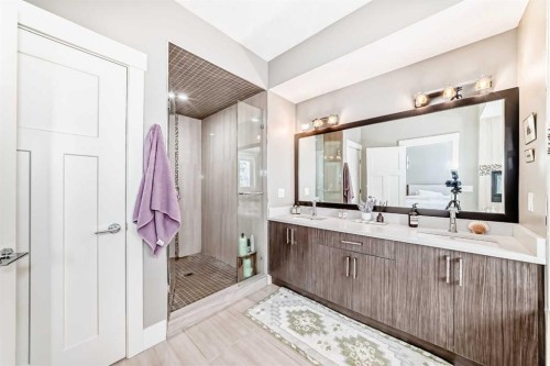 2117 51 Avenue Sw, Calgary, AB - Indoor Photo Showing Bathroom