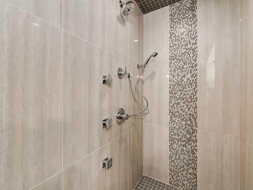 2117 51 Avenue Sw, Calgary, AB - Indoor Photo Showing Bathroom