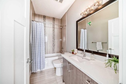 2117 51 Avenue Sw, Calgary, AB - Indoor Photo Showing Bathroom