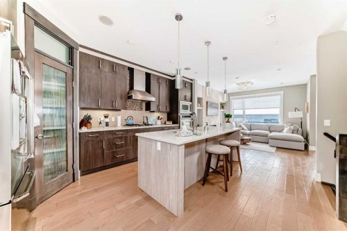 2117 51 Avenue Sw, Calgary, AB - Indoor Photo Showing Kitchen With Upgraded Kitchen