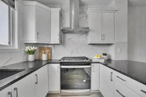 26 Amblehurst Path Nw, Calgary, AB - Indoor Photo Showing Kitchen With Upgraded Kitchen