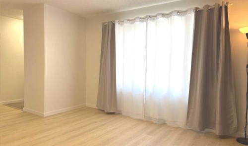 3229 19 Avenue Se, Calgary, AB - Indoor Photo Showing Other Room