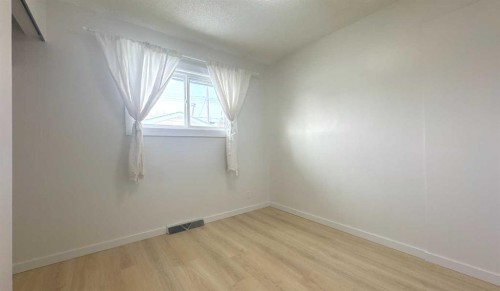 3229 19 Avenue Se, Calgary, AB - Indoor Photo Showing Other Room