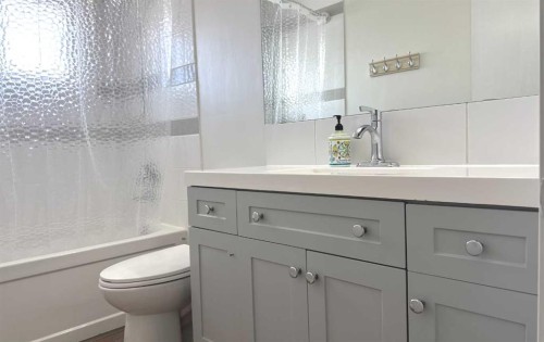 3229 19 Avenue Se, Calgary, AB - Indoor Photo Showing Bathroom