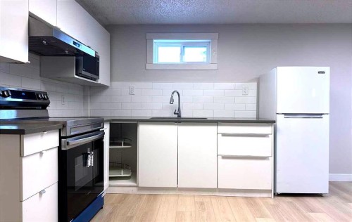 3229 19 Avenue Se, Calgary, AB - Indoor Photo Showing Kitchen