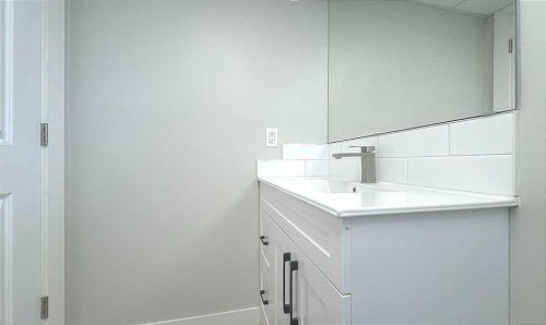 3229 19 Avenue Se, Calgary, AB - Indoor Photo Showing Bathroom
