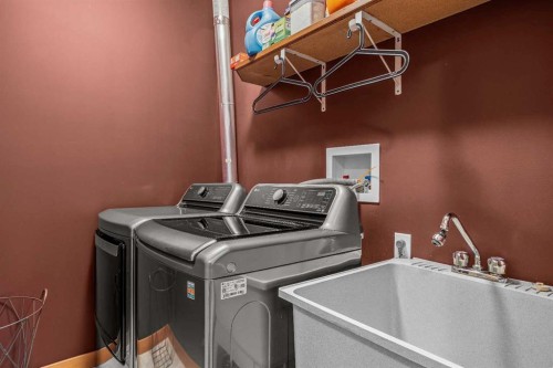 1112 Wilson Way, Canmore, AB - Indoor Photo Showing Laundry Room