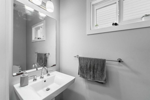 313 Hillcrest Road Sw, Airdrie, AB - Indoor Photo Showing Bathroom