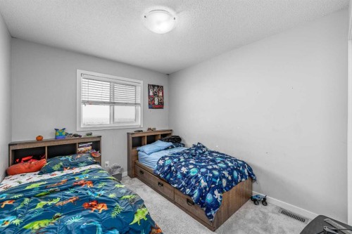 313 Hillcrest Road Sw, Airdrie, AB - Indoor Photo Showing Bedroom