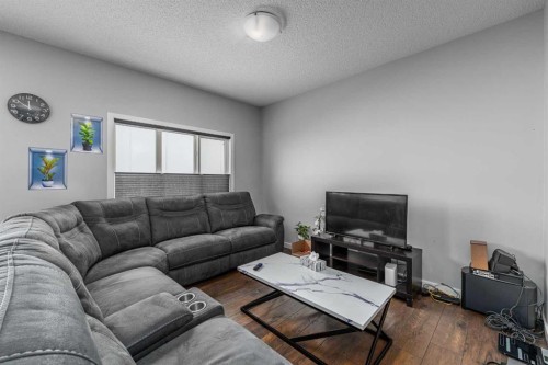 313 Hillcrest Road Sw, Airdrie, AB - Indoor Photo Showing Living Room