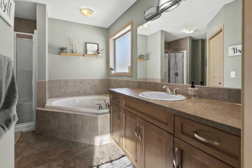 25 Tuscany Summit Terrace Nw, Calgary, AB - Indoor Photo Showing Bathroom