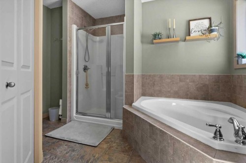 25 Tuscany Summit Terrace Nw, Calgary, AB - Indoor Photo Showing Bathroom