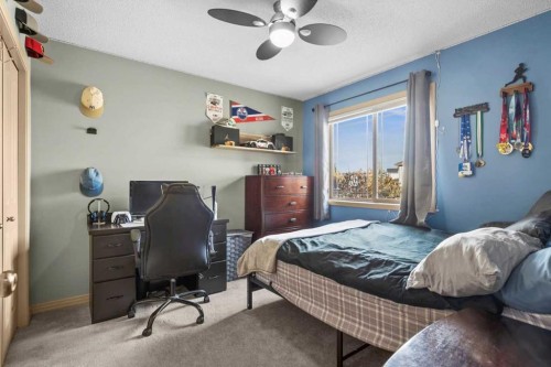 25 Tuscany Summit Terrace Nw, Calgary, AB - Indoor Photo Showing Bedroom