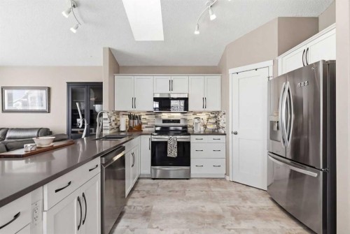 90 Cranberry Square, Calgary, AB - Indoor Photo Showing Kitchen With Upgraded Kitchen