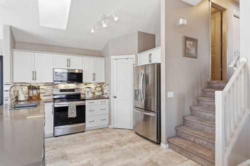 90 Cranberry Square, Calgary, AB - Indoor Photo Showing Kitchen