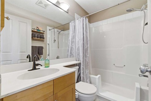 90 Cranberry Square, Calgary, AB - Indoor Photo Showing Bathroom
