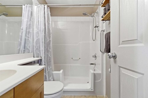 90 Cranberry Square, Calgary, AB - Indoor Photo Showing Bathroom