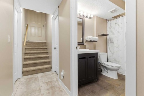 90 Cranberry Square, Calgary, AB - Indoor Photo Showing Bathroom