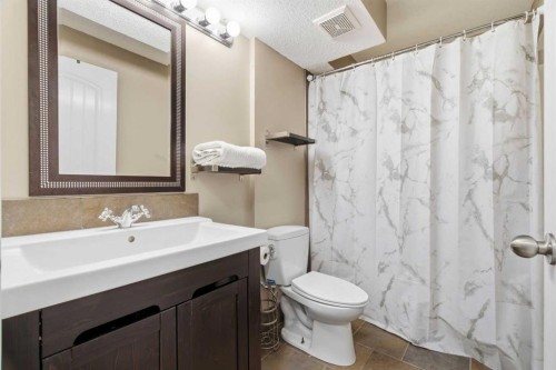 90 Cranberry Square, Calgary, AB - Indoor Photo Showing Bathroom