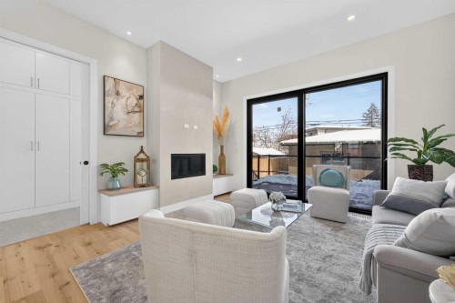 416 36 Street Sw, Calgary, AB - Indoor Photo Showing Living Room