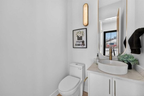 416 36 Street Sw, Calgary, AB - Indoor Photo Showing Bathroom