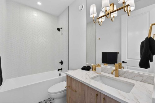 416 36 Street Sw, Calgary, AB - Indoor Photo Showing Bathroom