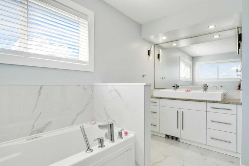 288 Copperstone Gardens Se, Calgary, AB - Indoor Photo Showing Bathroom