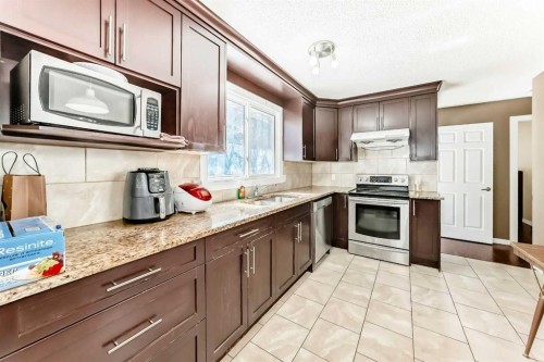 271 Dalhurst Way Nw, Calgary, AB - Indoor Photo Showing Kitchen